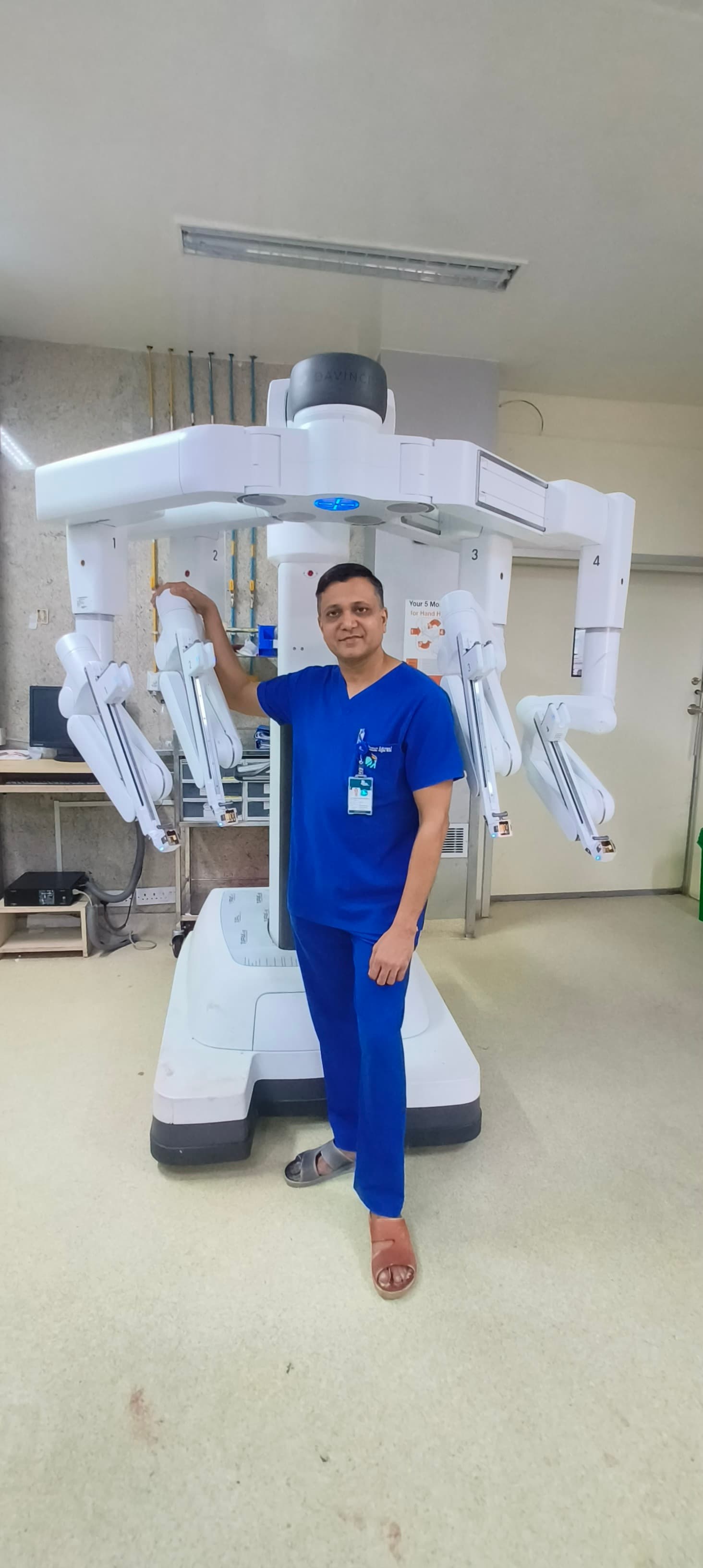 Dr. Vikash Kumar Agarwal with da Vinci Robotic Surgery System